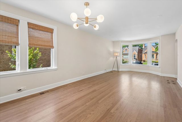 5905 N Melvina Avenue, Chicago, IL 60646