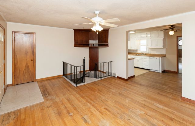 2401 Tomlin Lane, Des Moines, IA 50317