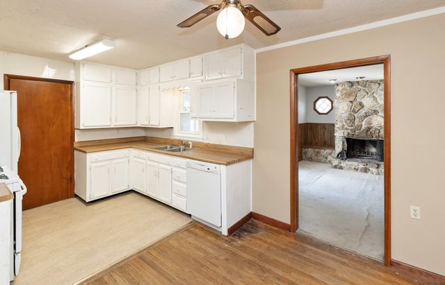 2401 Tomlin Lane, Des Moines, IA 50317
