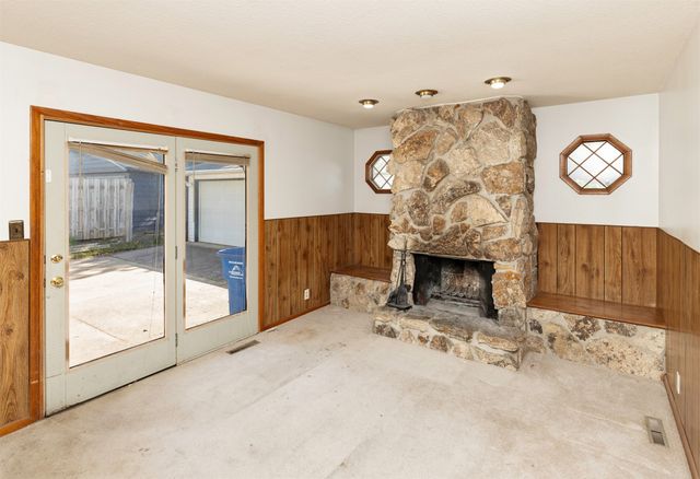 2401 Tomlin Lane, Des Moines, IA 50317