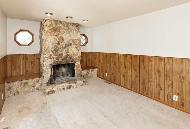 2401 Tomlin Lane, Des Moines, IA 50317