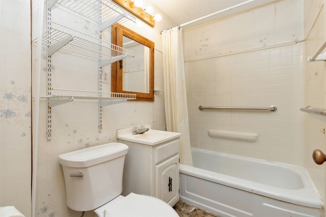 2401 Tomlin Lane, Des Moines, IA 50317