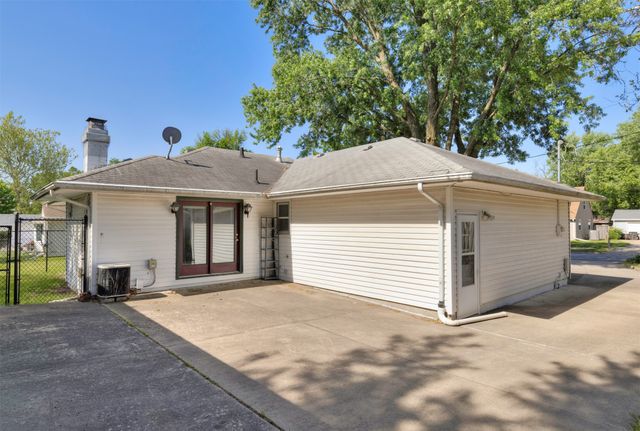 2401 Tomlin Lane, Des Moines, IA 50317