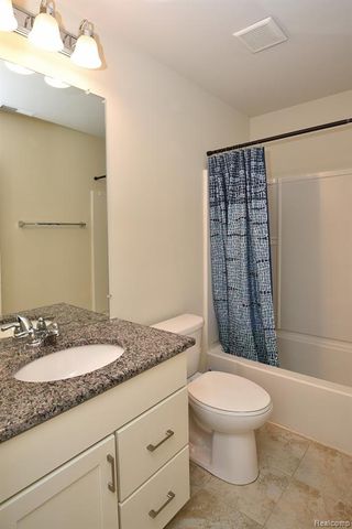 2888 Glenbar Circle, Rochester, MI 48307