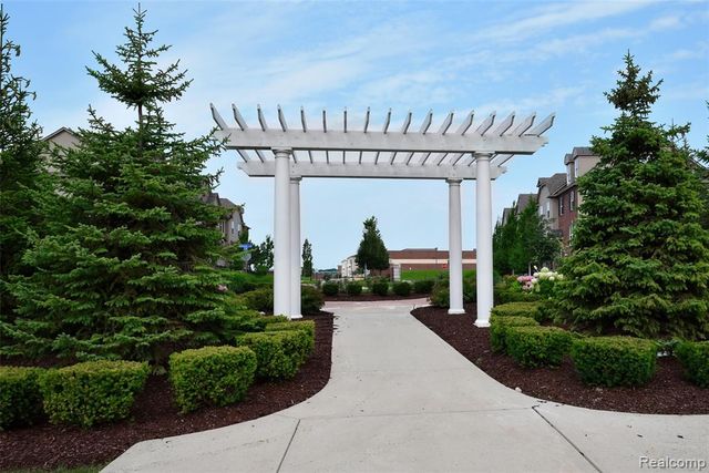 2888 Glenbar Circle, Rochester, MI 48307