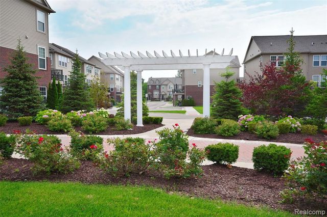 2888 Glenbar Circle, Rochester, MI 48307