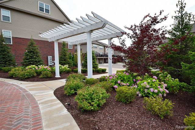 2888 Glenbar Circle, Rochester, MI 48307