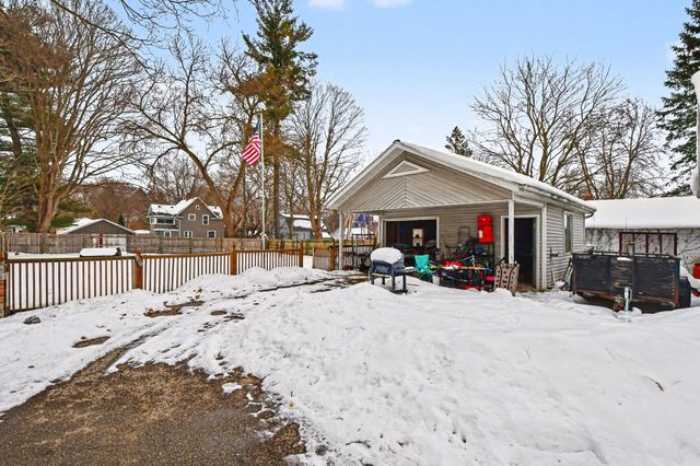 224 Pleasant Avenue Se, Caledonia Vlg, MI 49316