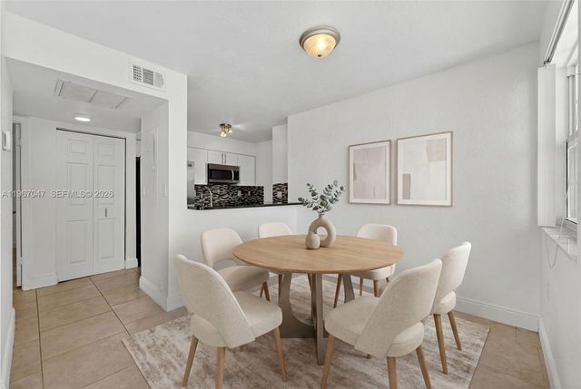2841 N Oakland Forest Drive 110, Oakland Park, FL 33309