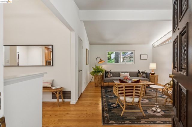 7218 Homewood Dr, Oakland, CA 94611