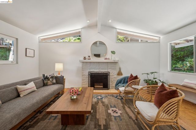 7218 Homewood Dr, Oakland, CA 94611