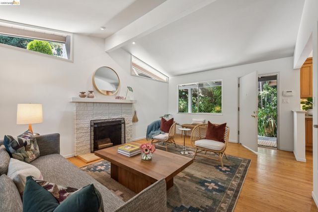 7218 Homewood Dr, Oakland, CA 94611