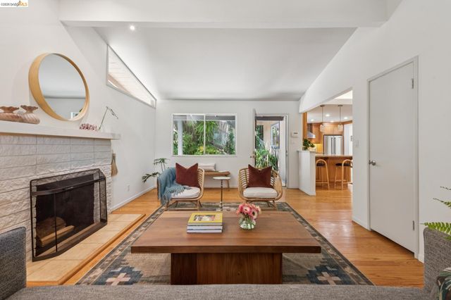 7218 Homewood Dr, Oakland, CA 94611