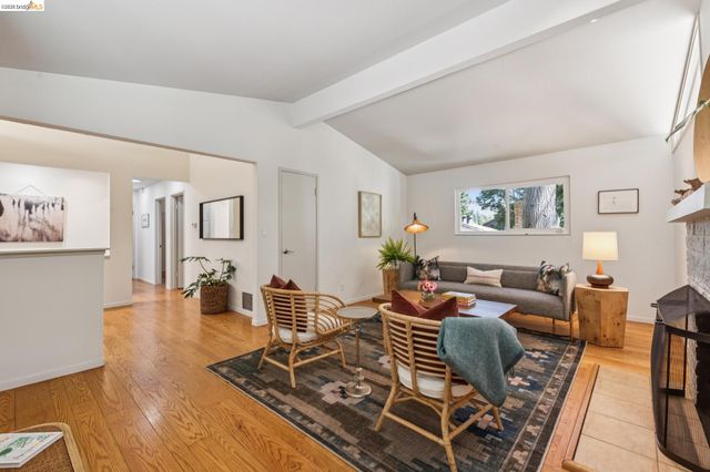 7218 Homewood Dr, Oakland, CA 94611