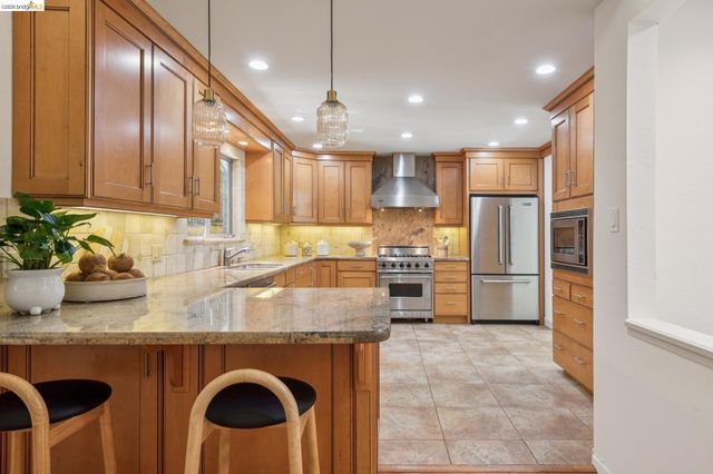 7218 Homewood Dr, Oakland, CA 94611