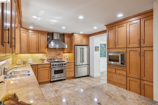7218 Homewood Dr, Oakland, CA 94611