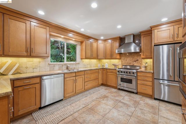7218 Homewood Dr, Oakland, CA 94611