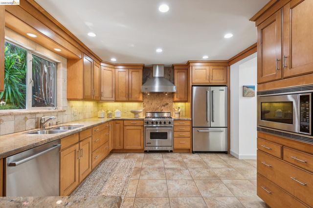 7218 Homewood Dr, Oakland, CA 94611