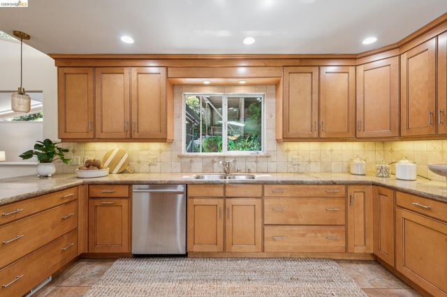 7218 Homewood Dr, Oakland, CA 94611