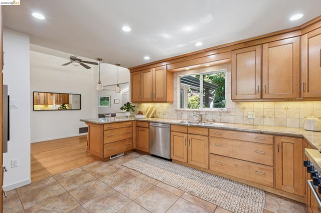 7218 Homewood Dr, Oakland, CA 94611
