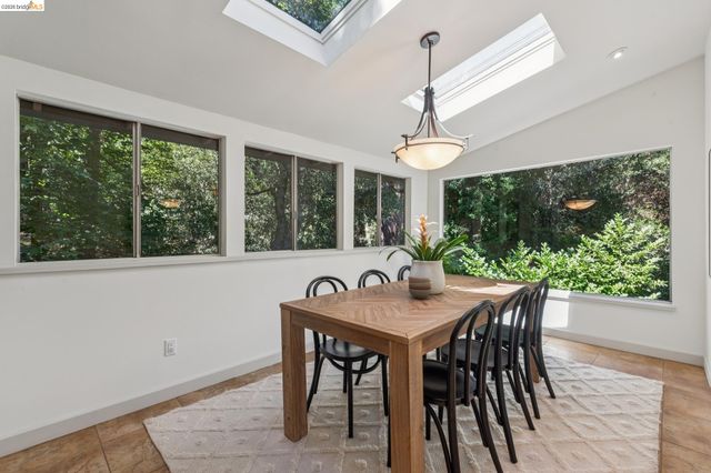 7218 Homewood Dr, Oakland, CA 94611