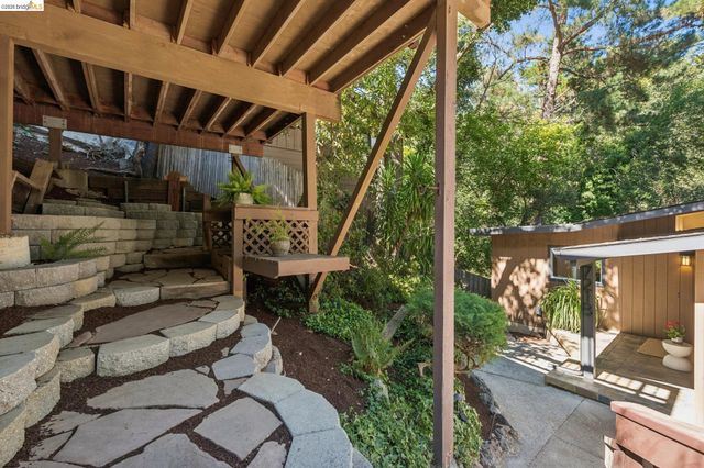 7218 Homewood Dr, Oakland, CA 94611