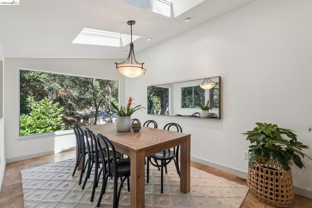 7218 Homewood Dr, Oakland, CA 94611
