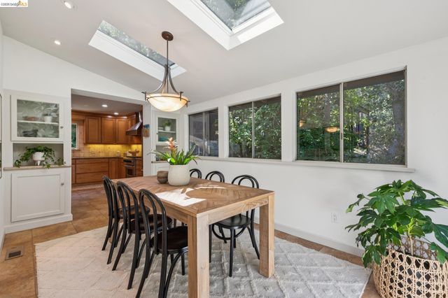 7218 Homewood Dr, Oakland, CA 94611