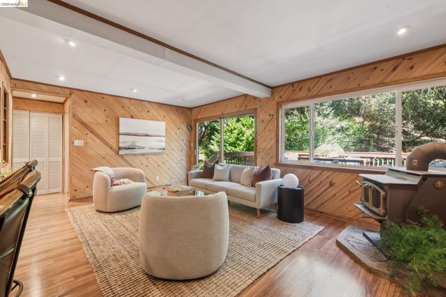 7218 Homewood Dr, Oakland, CA 94611