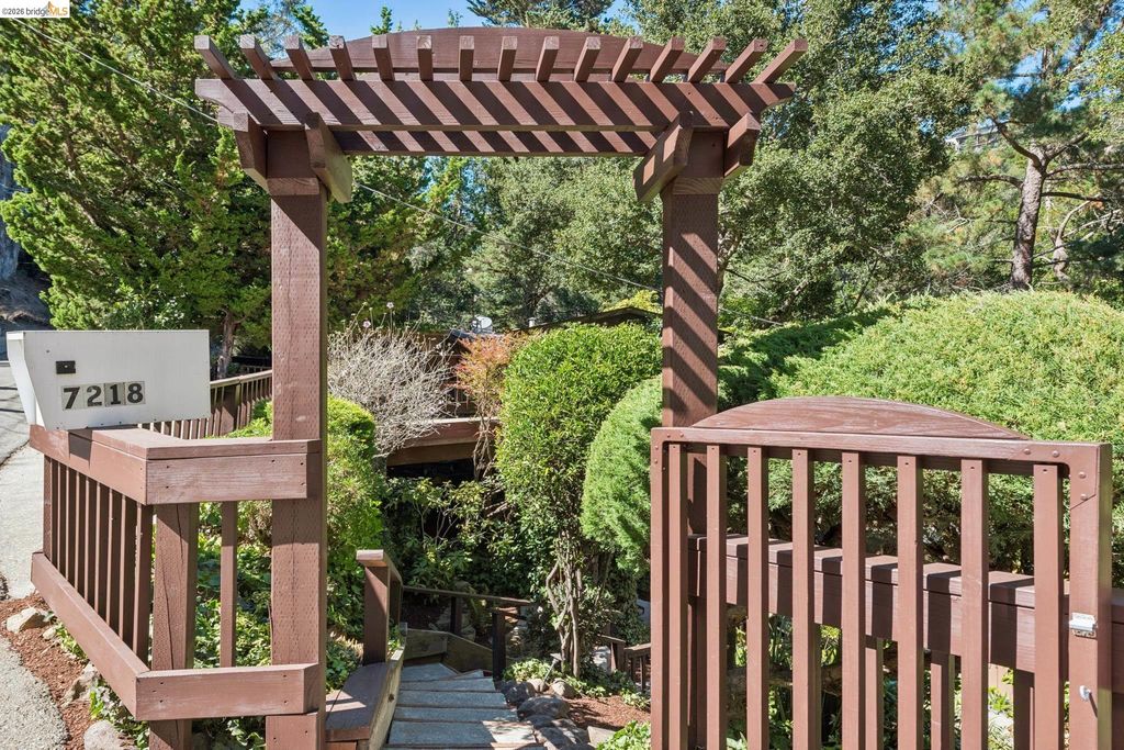 7218 Homewood Dr, Oakland, CA 94611