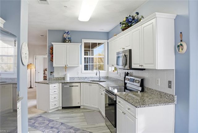 1072 Grand Oak LN, Virginia Beach, VA 23455