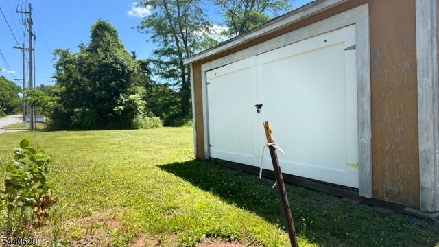 14 Hoffman Rd, Clinton Twp., NJ 08833