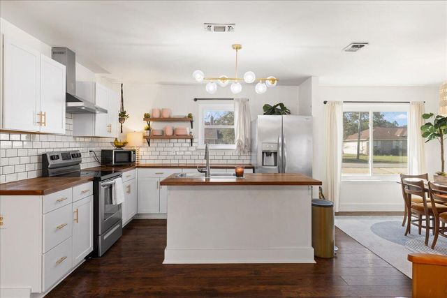 8724 Laredo Street, Navarre, FL 32566