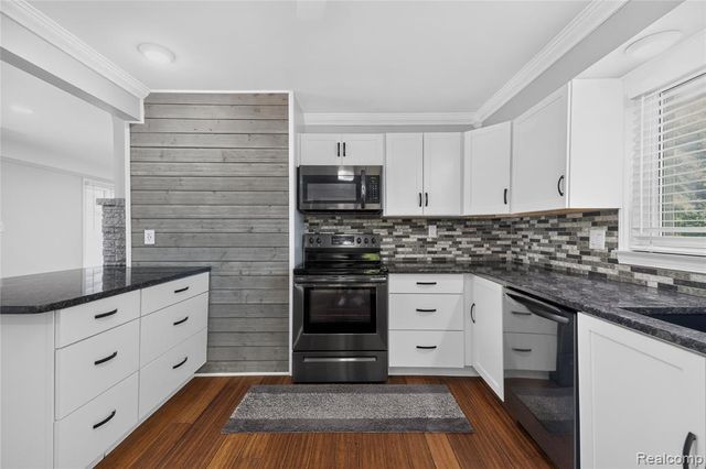 21263 Meridian Road, Grosse Ile, MI 48138