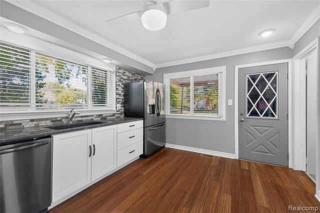 21263 Meridian Road, Grosse Ile, MI 48138
