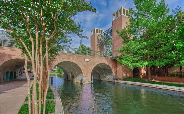 91 W Racing Cloud Court, The Woodlands, TX 77381