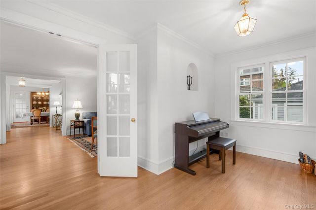 27 Oak Avenue, Larchmont, NY 10538