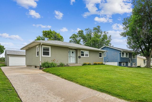 2833 Magnolia Drive, Bettendorf, IA 52722