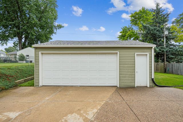 2833 Magnolia Drive, Bettendorf, IA 52722