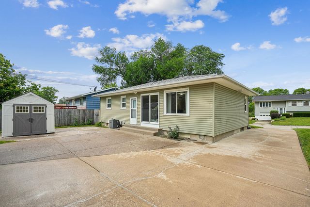 2833 Magnolia Drive, Bettendorf, IA 52722