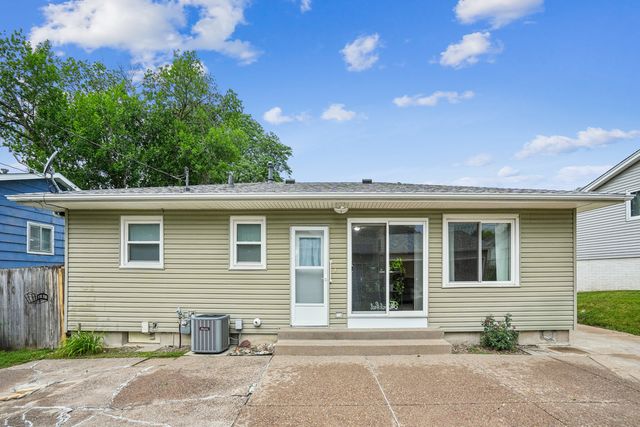 2833 Magnolia Drive, Bettendorf, IA 52722
