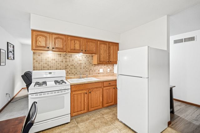 2833 Magnolia Drive, Bettendorf, IA 52722
