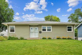 2833 Magnolia Drive, Bettendorf, IA 52722
