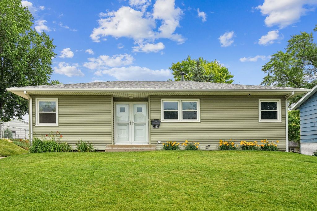 2833 Magnolia Drive, Bettendorf, IA 52722