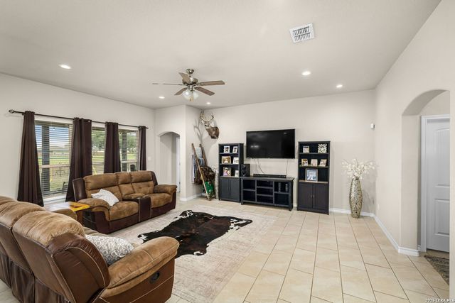 117 Fairway, Floresville, TX 78114