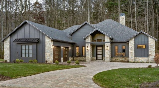 872 E Dawnwood Drive, Seven Hills, OH 44131