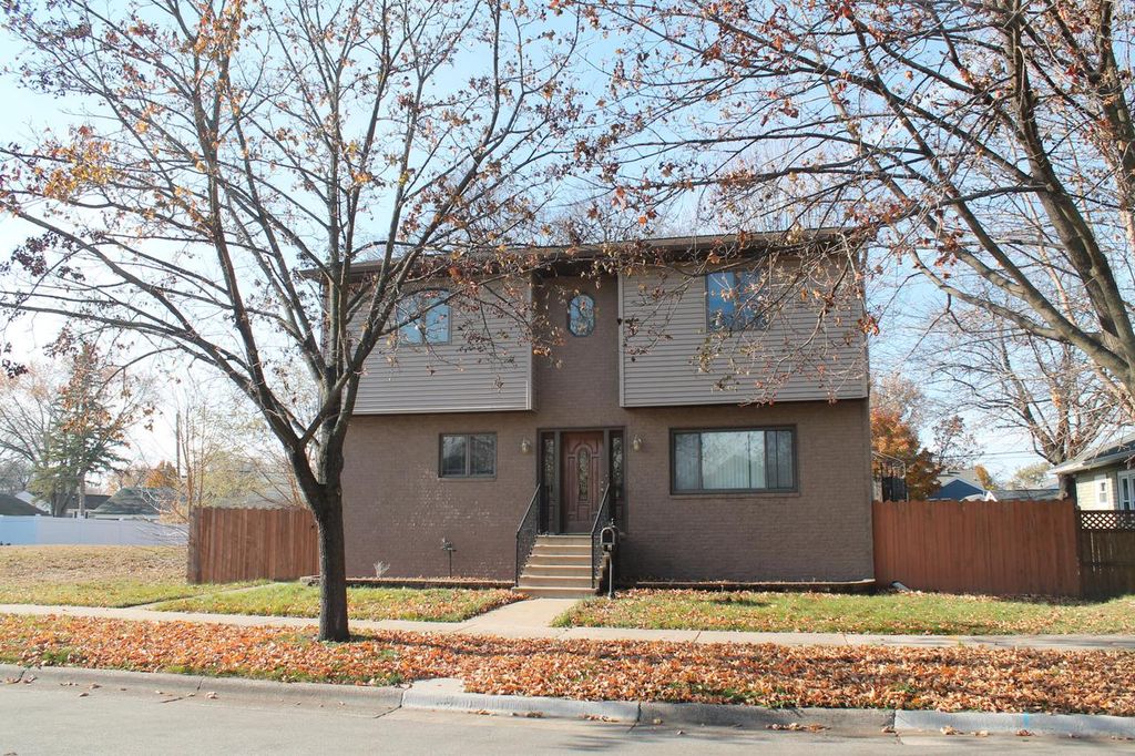 2027 Charles STREET, La Crosse, WI 54603