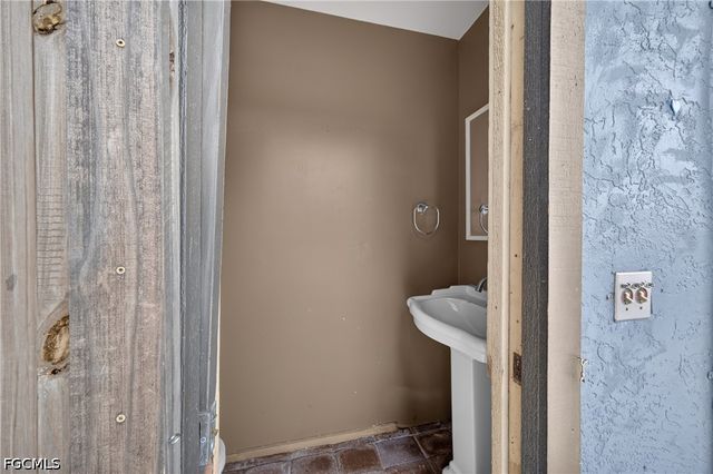 1919 SE 37th TER, Cape Coral, FL 33904