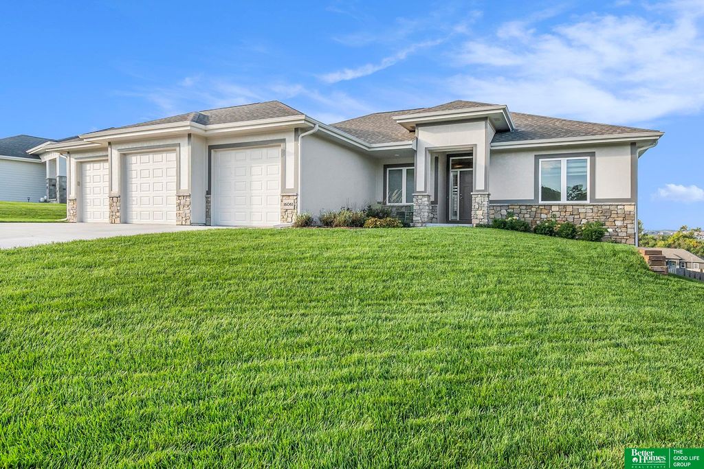 16061 CW Hadan Drive, Bennington, NE 68007