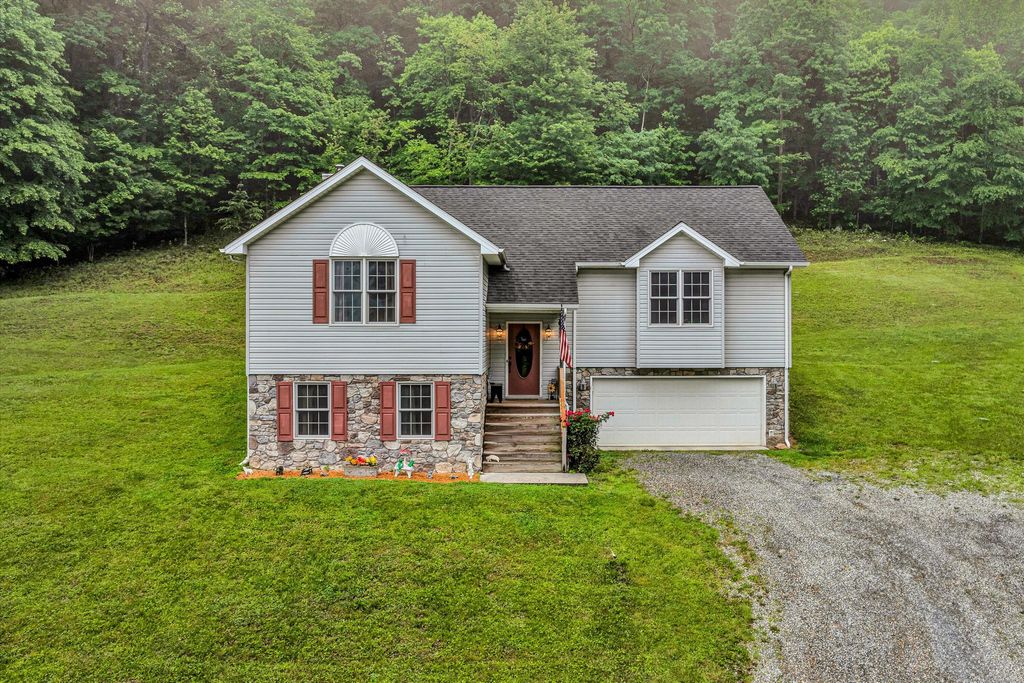 7123 Tall Oak LN, Roanoke, VA 24018